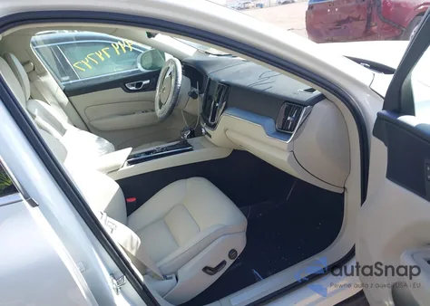 2021 Volvo Xc60 T5 Momentum z USA, uszkodzony, nr VIN YV4102RK3M1738375